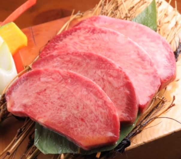 画像：厚切り特上タン　牛1頭から1人前しか取れないほど、タン元を贅沢に厚切りでご提供