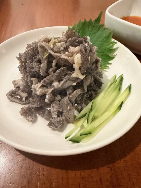 画像：横浜店超人気の「センマイ刺し」自家製のチョジャン（酢味噌）との相性が抜群！